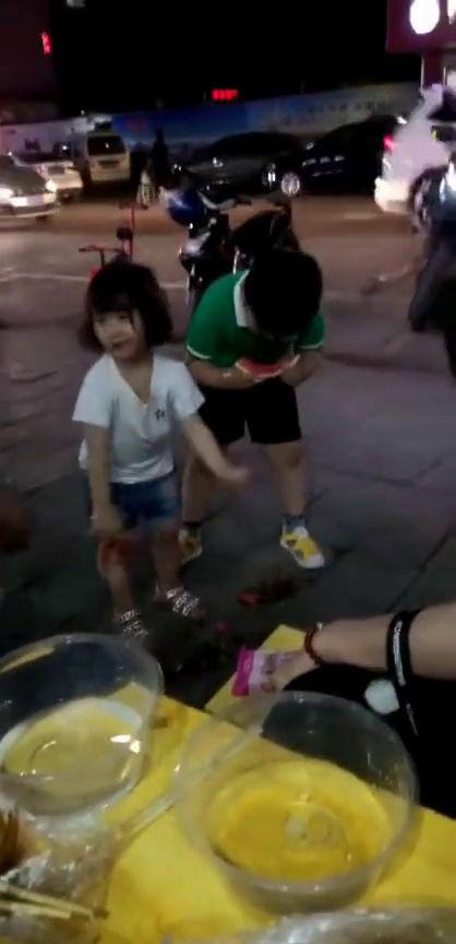 兄妹打架吃瓜视频,吃瓜群众围观现场