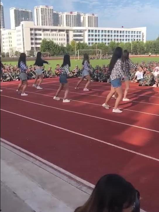 川传军训跳舞吃瓜视频大全,青春活力满满！