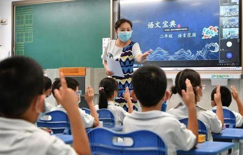 欢乐老师上课吃瓜视频,萌态十足引学生爆笑