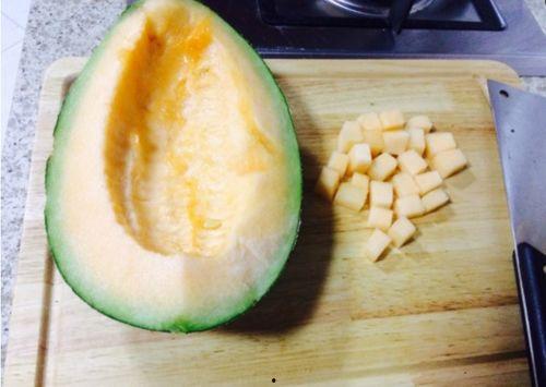 吃哈密瓜变猴子的视频,视频揭秘吃瓜变猴之谜