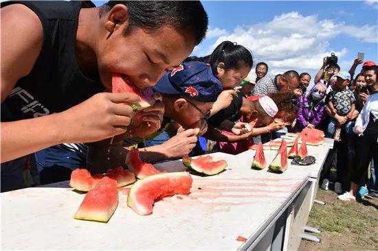 新疆维吾尔族吃瓜视频,维吾尔族吃瓜视频里的甜蜜生活