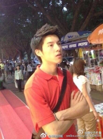 摆地摊帅哥吃瓜视频大全,摆地摊帅哥瓜果飘香，视频大全带你一网打尽