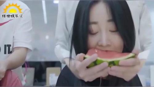 三个吃瓜小姐姐视频下载,揭秘三位吃瓜小姐姐的短视频下载热潮！”