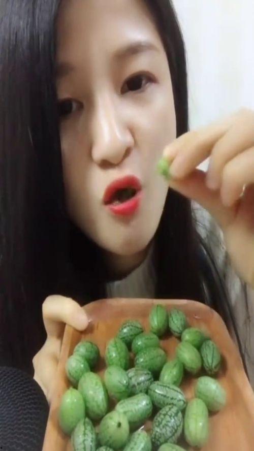 一位女子吃小瓜视频下载,甜蜜瞬间，尽在这一刻